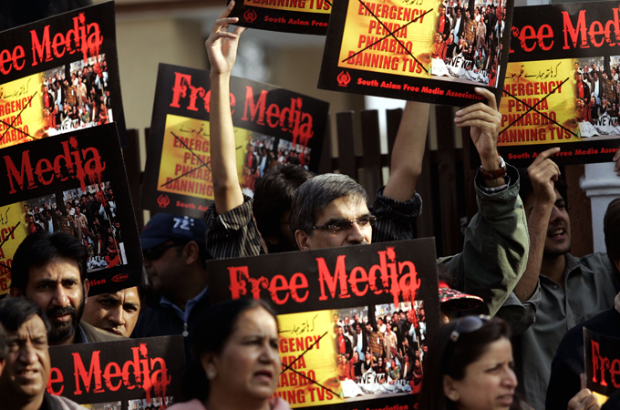 Pakistani journalists protest for free media