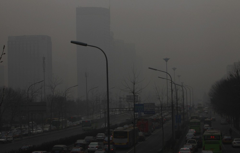 Heavy smog envelops Beijing