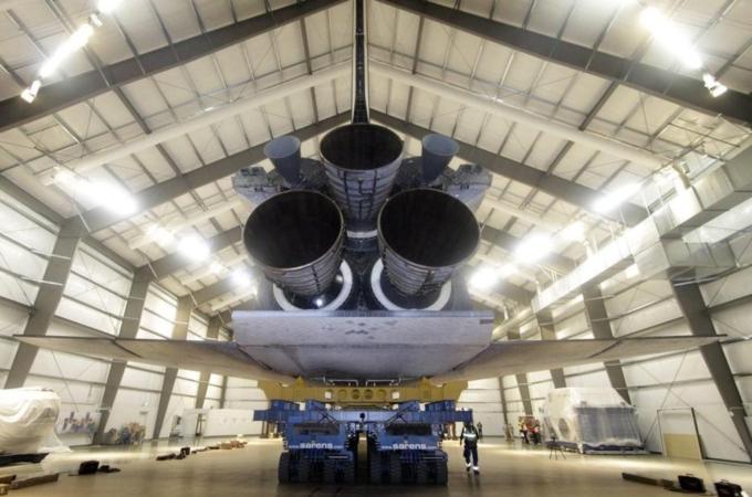 Endeavour arrives at Science Center