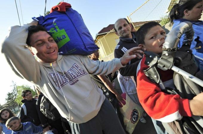 Women and children of Roma origins leave