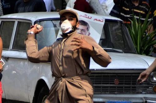 Egyptians supporters of ousted president Morsi clash with residents in Cairo