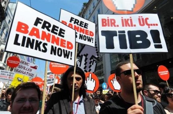 Turkish prime minister says social media is big trouble for society [AP]