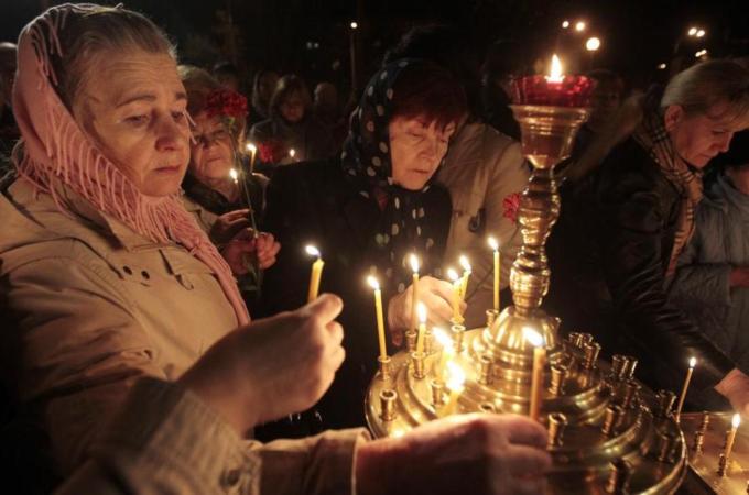 Ukrainians hold lit candles commemorating the 28th anniversary of the Chernobyl nuclear disaster in Kiev [AP]