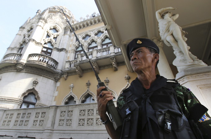 A Thai soldier guards outside Government House, within which is the prime minister's office in Bangkok[AP]