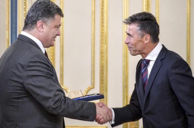 Ukrainian President Petro Poroshenko gave NATO Secretary General Anders Fogh Rasmussen the Order of Liberty, Ukraine's highest award for foreign nationals [AP]