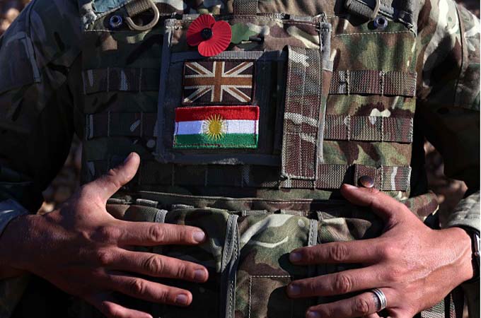 A British military adviser instructs Kurdish Peshmerga fighters during a training session in Arbil [AFP/Getty Images]