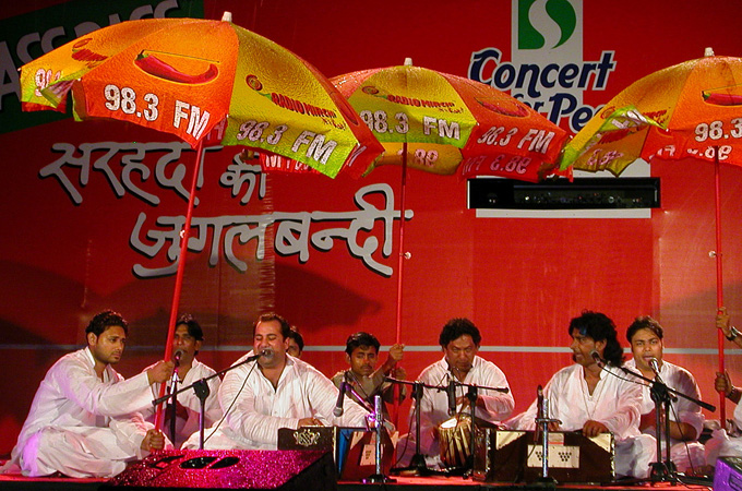 Singers from India and Pakistan perform in New Delhi to show solidarity between the two nations' people [AP]