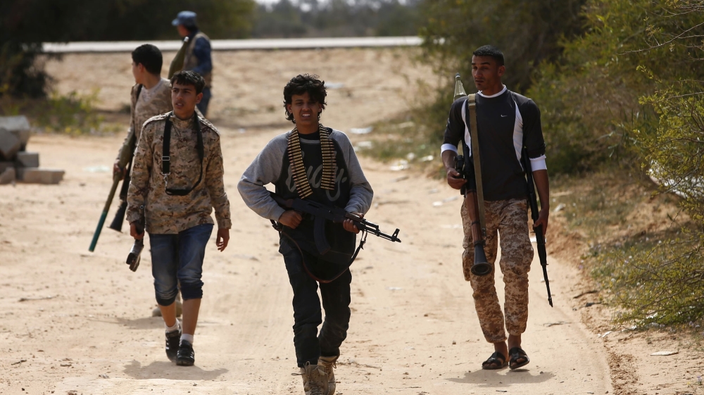 Fighters from Misrata move towards positions of Islamic State militants, near Sirte