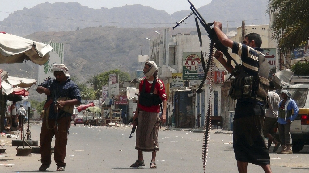 Militiamen loyal to Yemen''s President Abd-Rabbu Mansour Hadi hold their weapons during clashes with Houthi fighters in Yemen''s southern port city of Aden