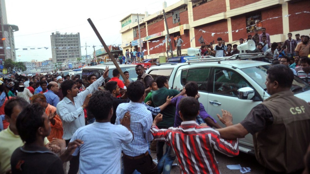 People attack the convoy of Bangladesh''s main opposition leader Khaleda Zia in Dhaka [AFP]