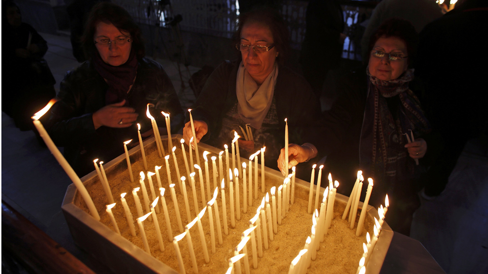 A mass at a church in Istanbul commemorates Armenian victims of 1915 mass killings allegedly by Ottoman forces [Reuters]