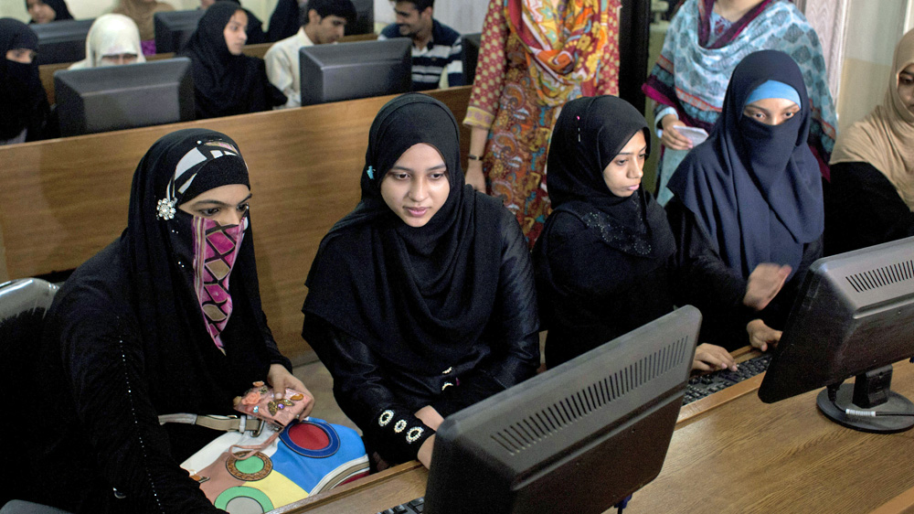 Pakistani university students surf the internet in Karachi, Pakistan [AP]
