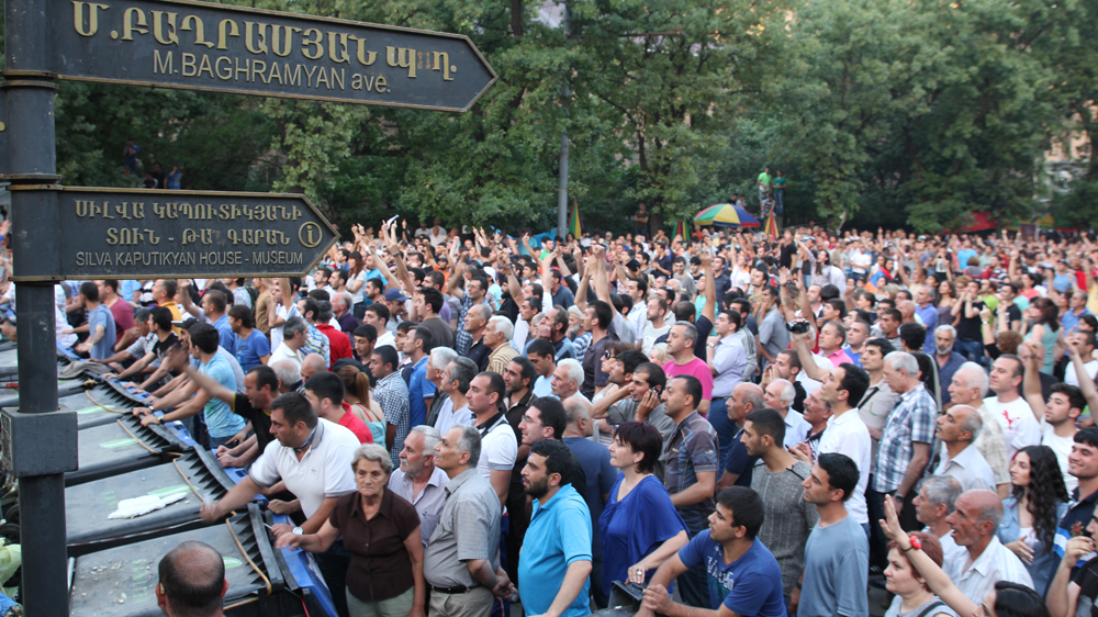 
Many refuse to believe the president's proposal was anything other than an attempt to disperse the protesters [Adrineh Gregorian/Al Jazeera] 