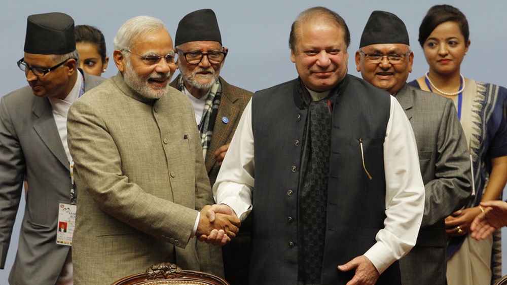 Indian Prime Minister Narendra Modi (L), Pakistani Prime Minister Nawaz Sharif (R) shake hand during a closing session of the 18th SAARC summit in City hall in Kathmandu, Nepal, 27 November 2014. T