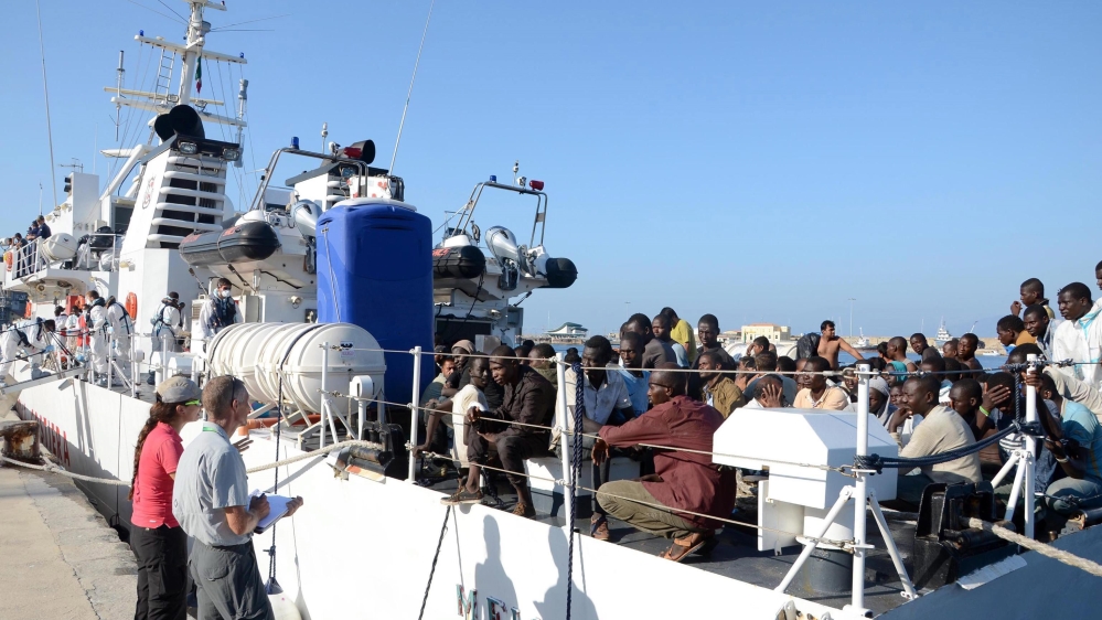 Italian Coast Guard brings 250 rescued refugees, four bodies