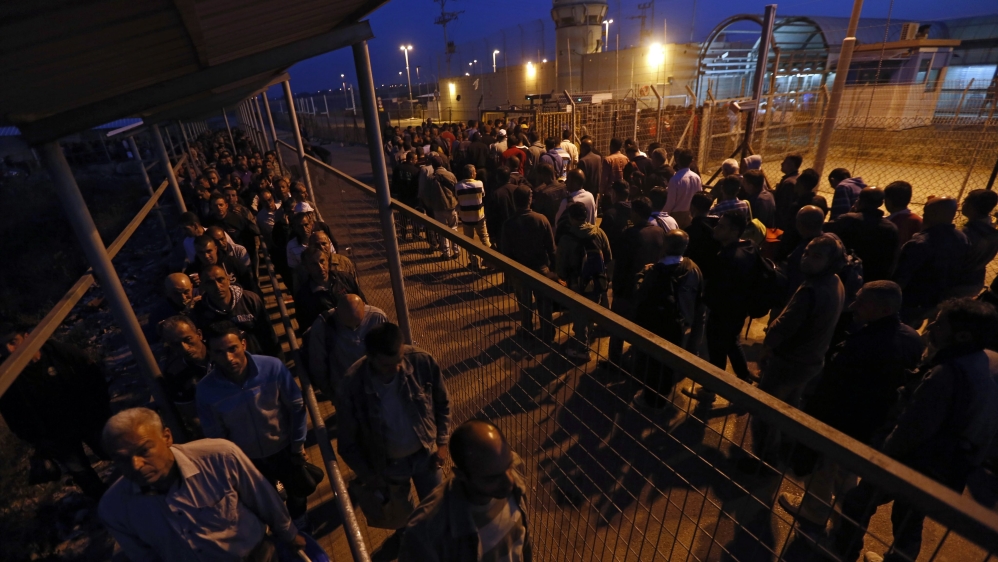 Palestinian workers cross Eyal check point