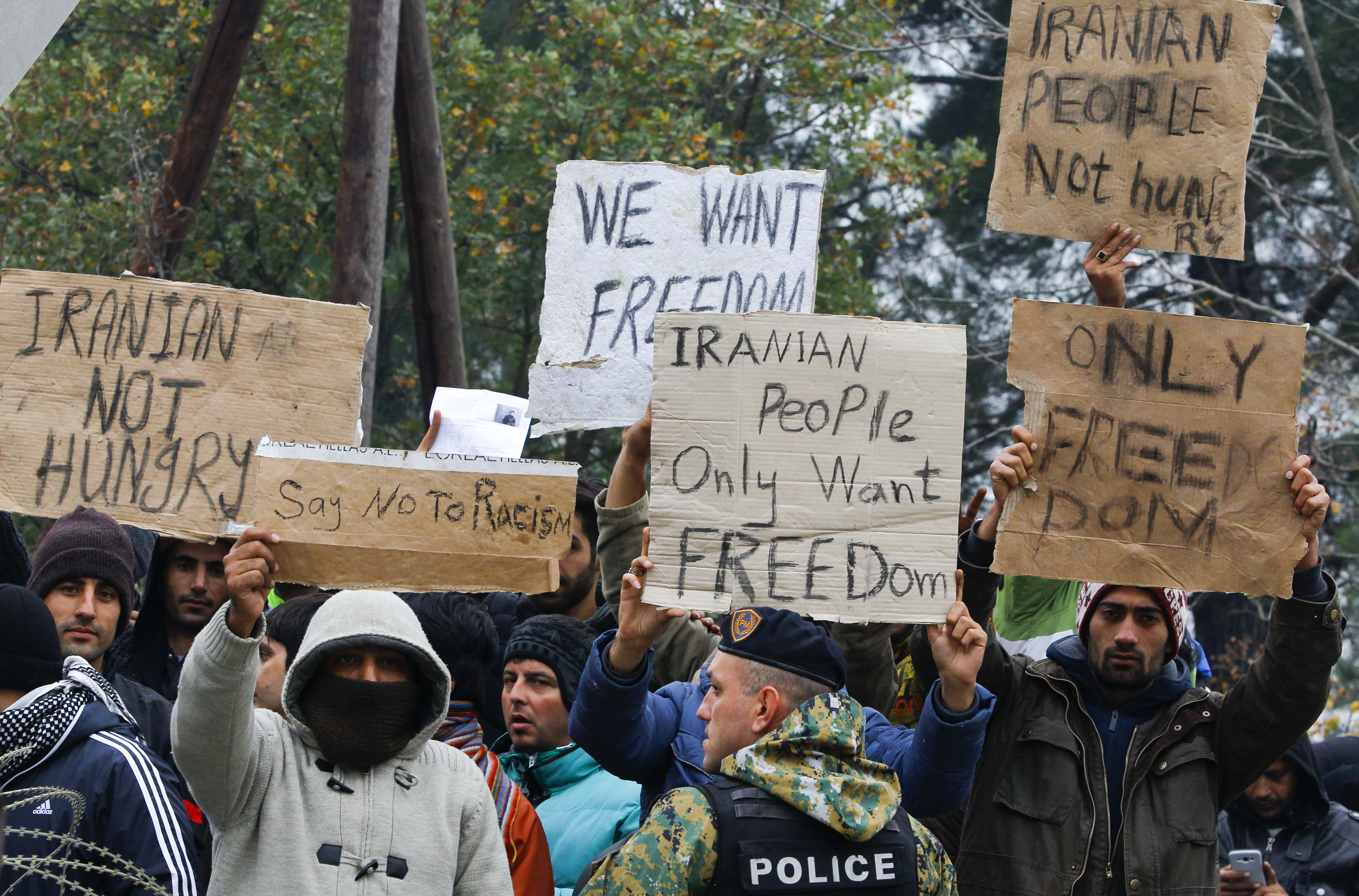 Refugees sew lips in Greece-Macedonia border protest