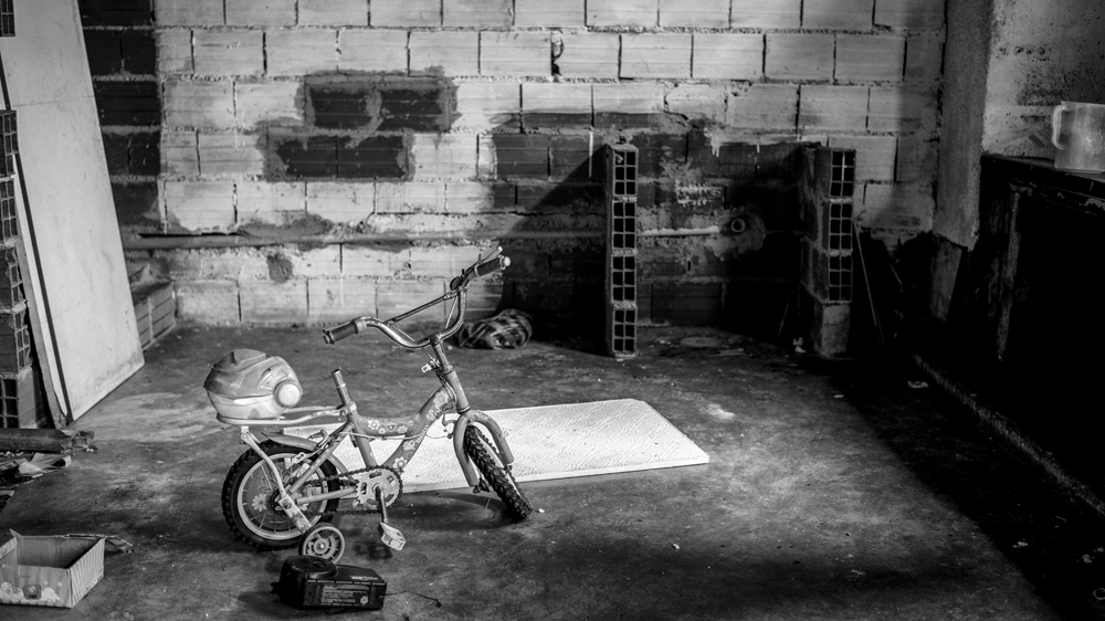 A bicycle left behind on the 25th floor by a family who have moved out [Alejandro Cegarra/Al Jazeera]