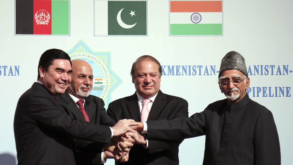 Turkmen President Gurbanguly Berdymukhamedov shakes hands with Afghan President Ashraf Ghani, Pakistani Prime Minister Mohammad Nawaz Sharif, and Indian Vice President Hamid Ansari during a ceremony i