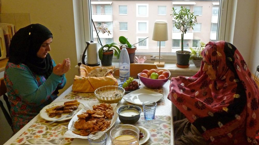 Fatima Kaniz fasts for 23 hours one day, as she follows Kiruna time [cajsa Wikstrom/Al Jazeera]