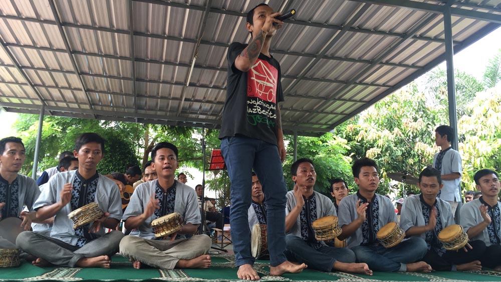 A prisoner performs inside Indonesia's biggest prison, Cipinang Penitentiary [Drew Ambrose/Al Jazeera]
