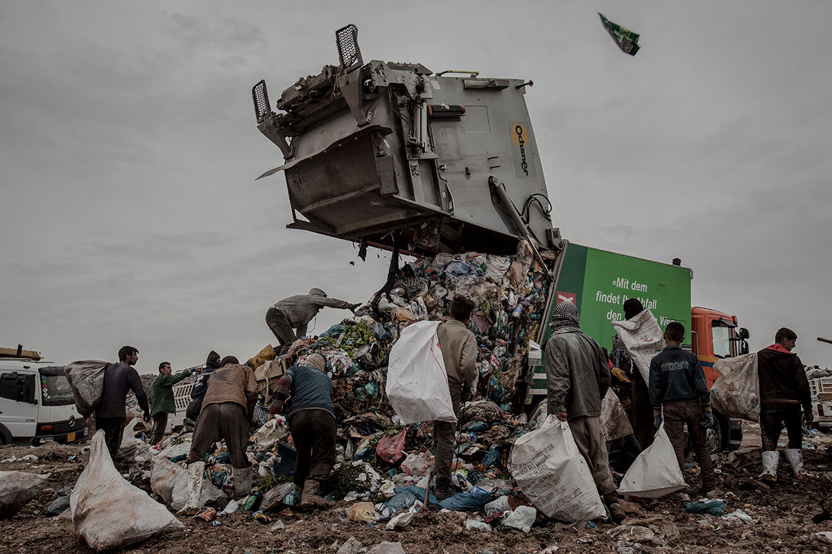 Please Do Not Use/ Iraqi children end up working in a landfill