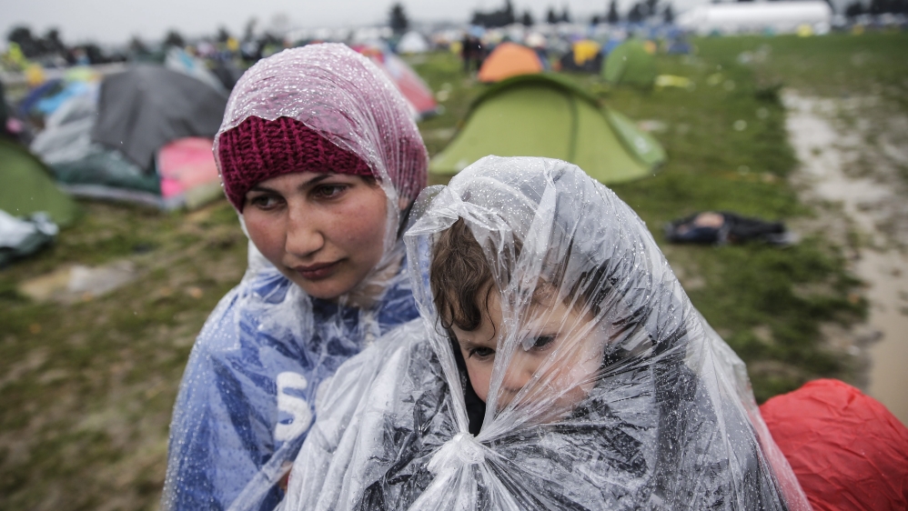 Still thousands of refugees massing in Idomeni to enter Macedonia