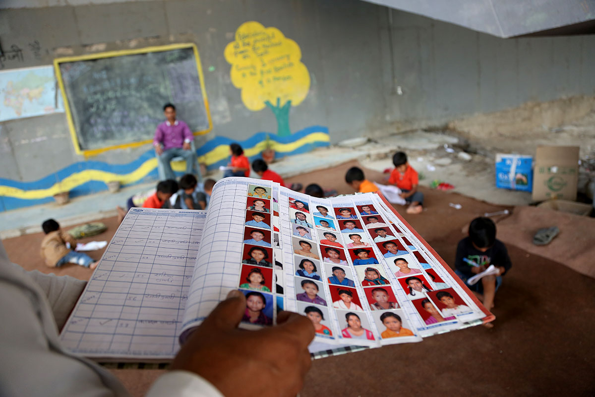 Free school under bridge for poor and needy children [Showkat Shafi/Al Jazeera]