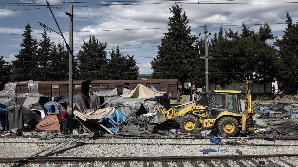 Bulldozers razed tents throughout Idomeni as dozens of buses transported refugees to Thessaloniki on Wednesday [Yannis Kolesidis]