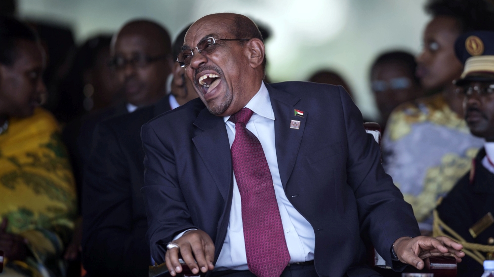 Sudan''s President al-Bashir laughs during the swearing-in ceremony of Uganda''s president, Yoweri Kaguta Museveni at the Kololo independence grounds in Kampala