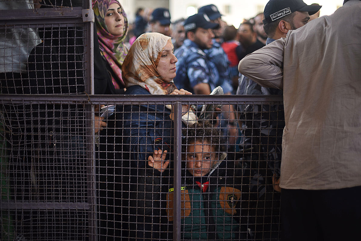 Palestinians wait at the Rafah border/ Please Do Not Use