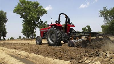 Farmers plough the field in Saulawa village, on the outskirts of Nigeria's north-central state of Kaduna May 15, 2013. [Reuters]