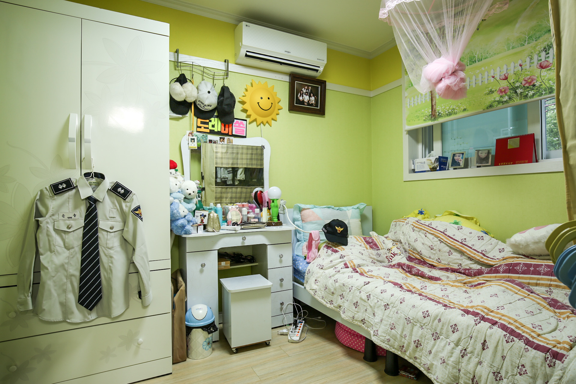 The bedroom of Sol Yoon, who was in class 2 [Kyuchul Lee, 2015/Gyeonggi MoMA]