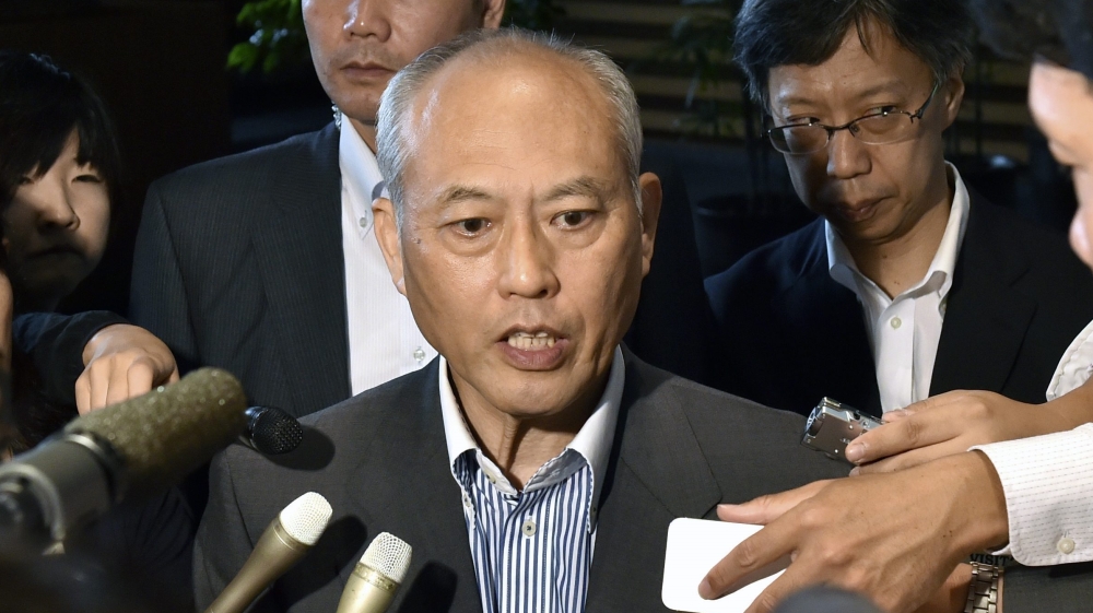 Tokyo governor Yoichi Masuzoe hands in his resignation
