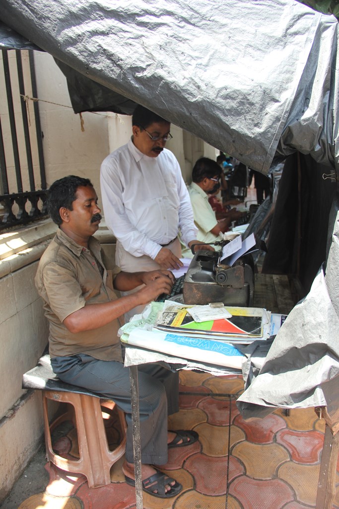 Bhabatosh Das at work in front of the Kolkata High Court [Swati Sanyal Tarafdar/Al Jazeera] 