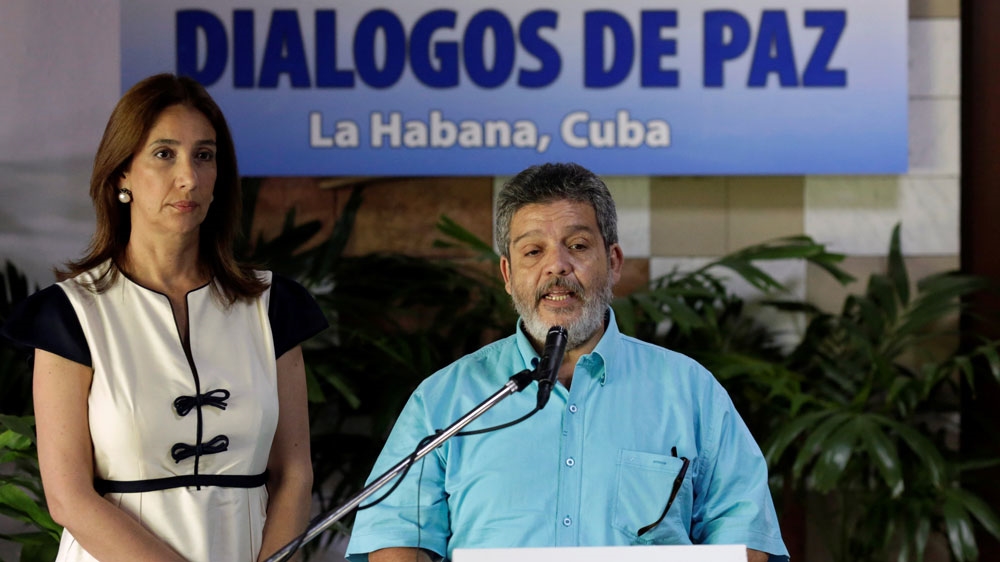 FARC negotiator Marcos Carratala reads a document next to Colombian government spokeswoman Marcela Duran in Havana [Reuters/Enrique de la Osa]