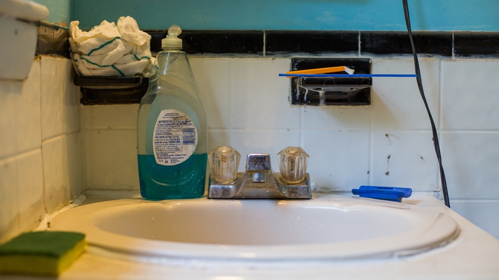  Scott's motel bathroom may be a little messy but his room is clean and tidy [Carolyn Bick/Al Jazeera] 
