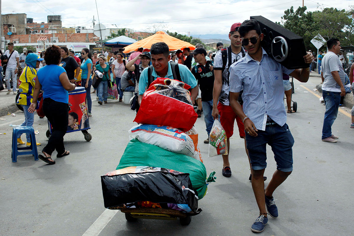 Venezuelans crossed to Colombia to buy supplies