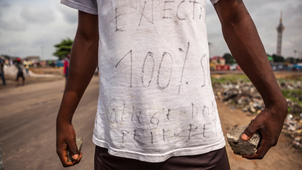Police fired tear gas on Monday to disperse hundreds of stone-throwing opposition supporters [Eduardo Soteras/AFP]