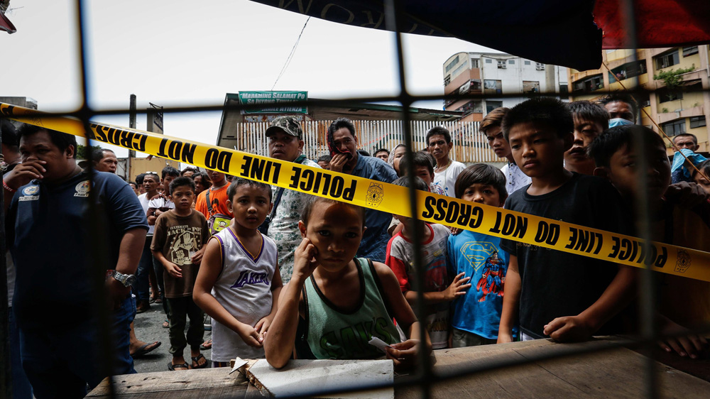 Kids looking through police tape, Manila, Philippines