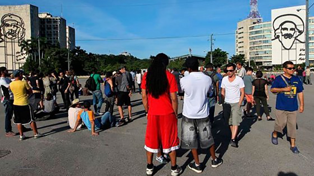 What began as a plan to perform Tatlin's Whisper at Revolution Square, pictured, became the 2014-15 performance #YoTambienExijo (#IAlsoDemand). Here, individuals are gathered on December 30, 2014, the day the free speech performance was meant to take place [Courtesy of Studio Bruguera and the YTE platform]