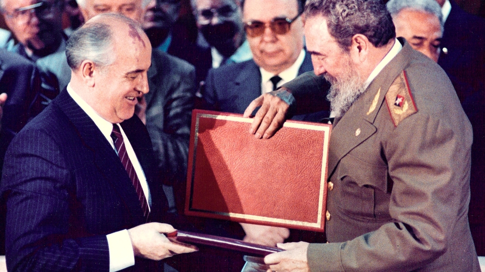 Then Cuban President Fidel Castro and then Soviet leader Mikhail Gorbachev exchanged documents during ceremony in Havana in 1989 [ Gary Hershorn/Reuters] 