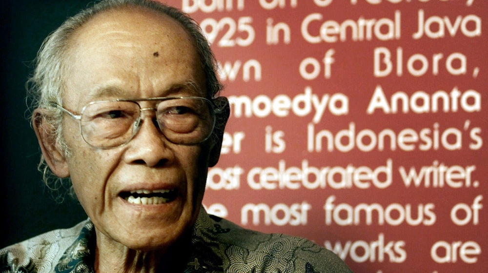 Pramoedya speaks during the launch of his book Tales from Jakarta on December 19, 2000 [Dita Alangkara/AP]