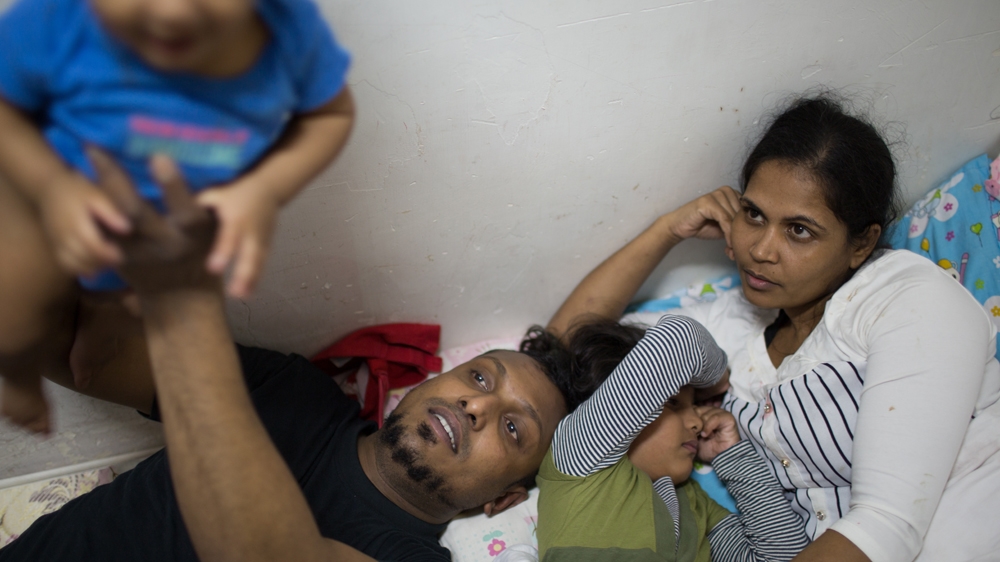 A lack of schedules and structure accompanies the Kellapatha familes' uncertain lifestyle [Maria de la Guardia/Al Jazeera] 