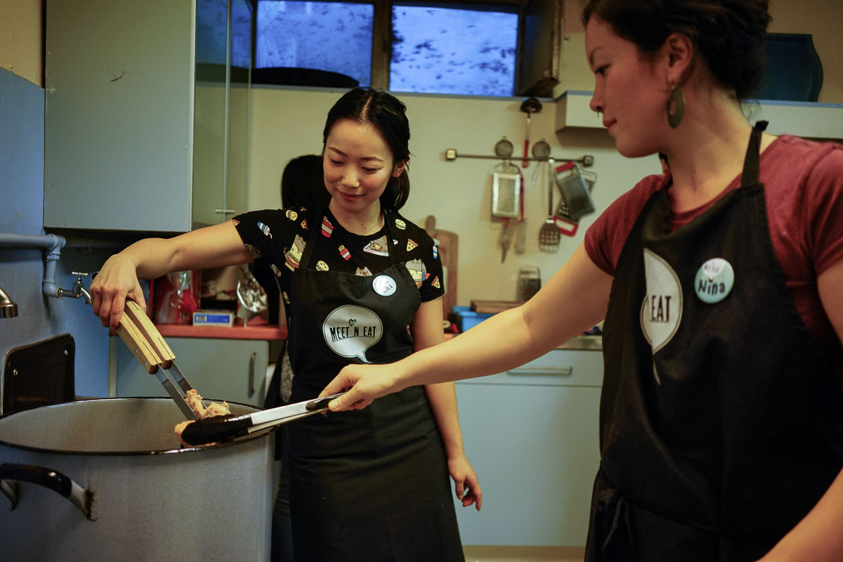 Refugees and Germans mingle in weekly ''Meet n'' Eat''