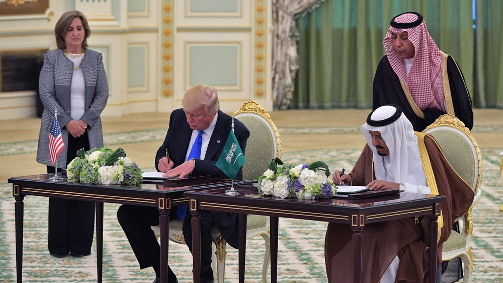 US President Donald Trump (L) and Saudi Arabia''s King Salman bin Abdulaziz al-Saud