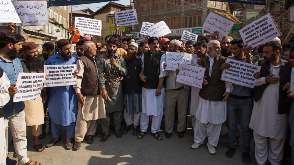 Pro-independence groups protesting the braid-chopping incidents in Kashmir [Baba Tamim/Al Jazeera]