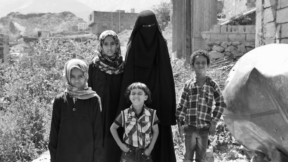 Image of Mona Al-Zoraigi and her four children