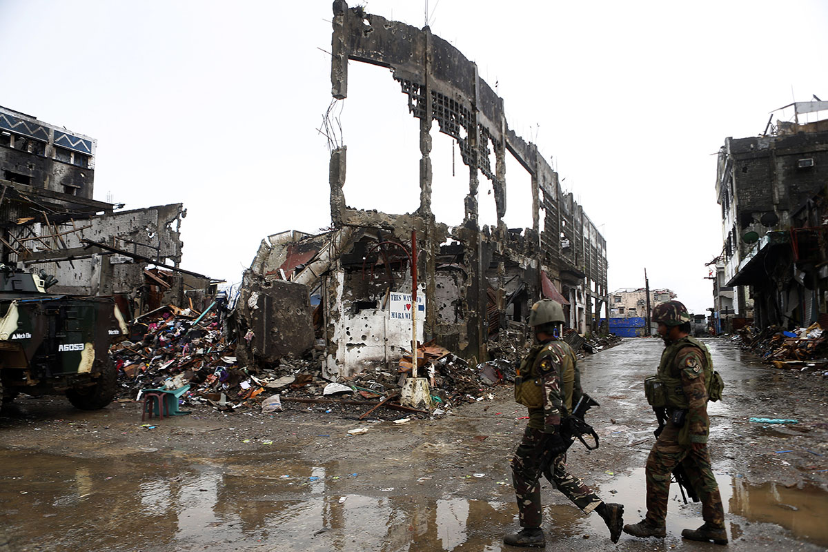 epa06270732 Filipino soldiers conduct patrol in the ruined city of Marawi, southern Philippines, 17 October 2017. The President of the Philippines Rodrigo Duterte announced that the city of Marawi is