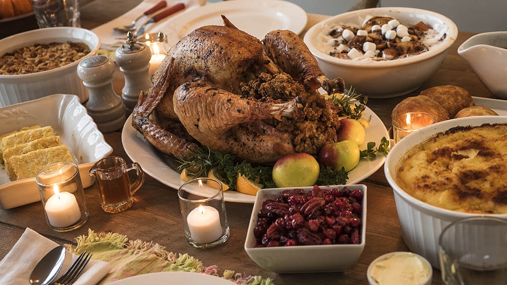 
Dining table filled with thanksgiving food [ Getty Images] 